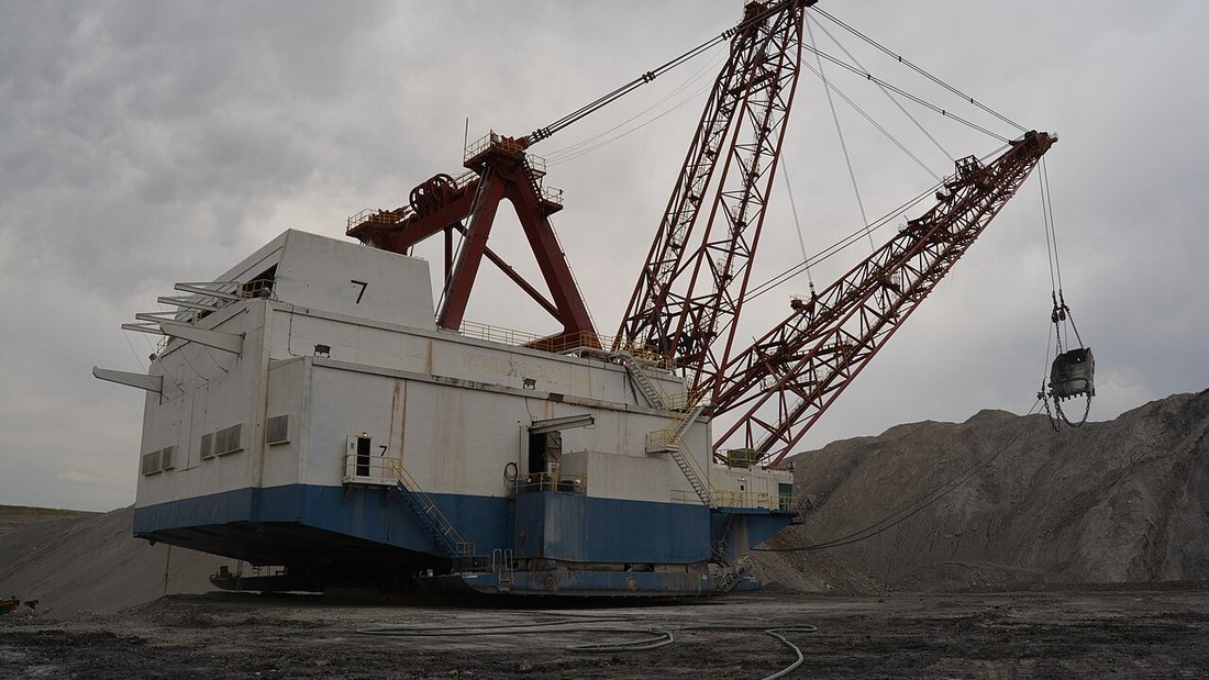 Dragline excavator working a surface coal mine in the Powder River Basin, Wyoming