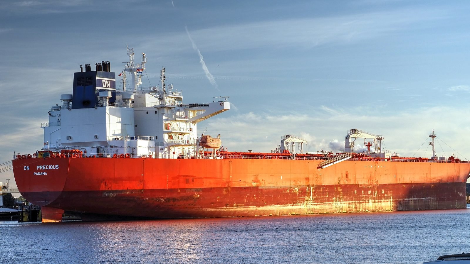 Laden crude oil tanker alongside a loading terminal, illustrating the tanker market behind Okeanis Eco Tankers dividends