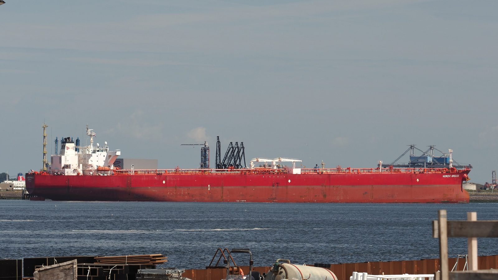 Crude oil tanker at berth, representing the spot and time-charter mix behind DHT Holdings quarterly dividends